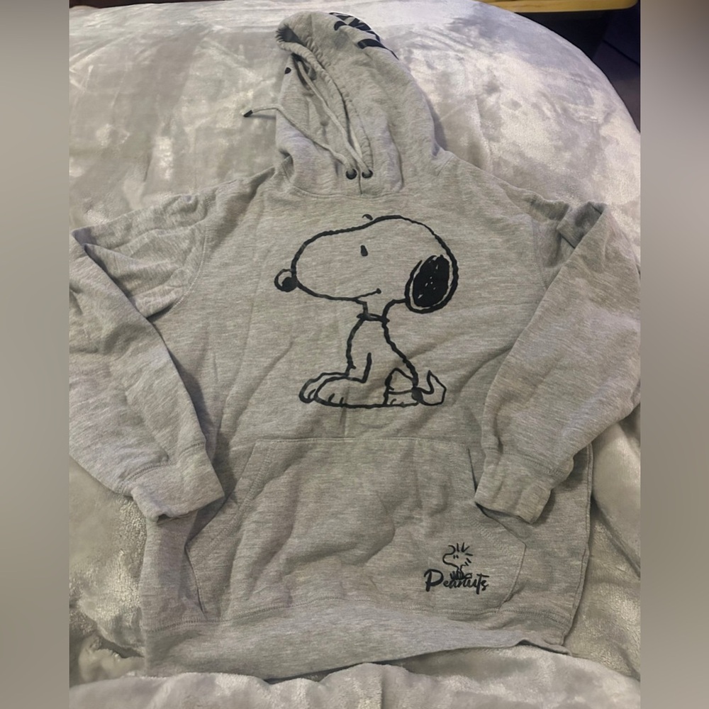 Peanuts themed hoodie juniors small (AT151)